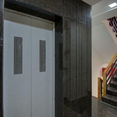 Hotel Amisha International Surat Esterno foto