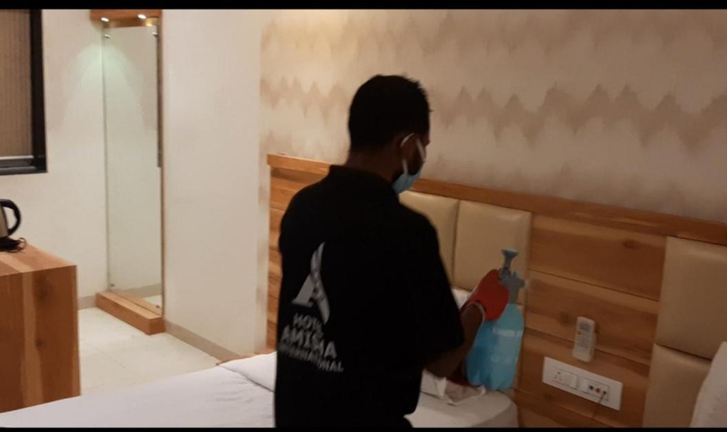 Hotel Amisha International Surat Esterno foto
