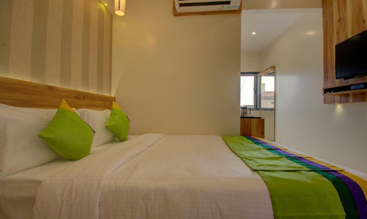 Hotel Amisha International Surat Esterno foto