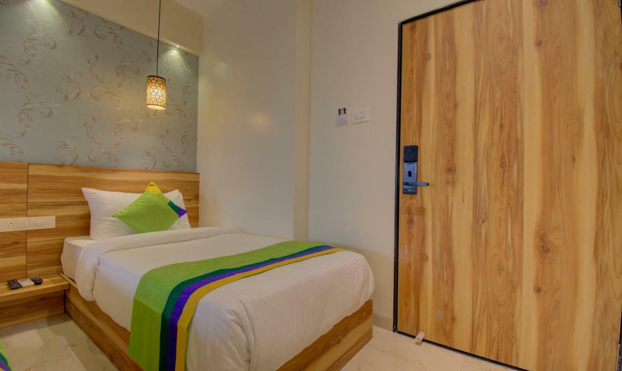 Hotel Amisha International Surat Esterno foto
