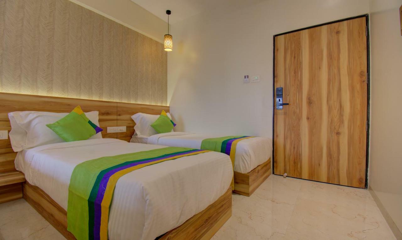 Hotel Amisha International Surat Esterno foto