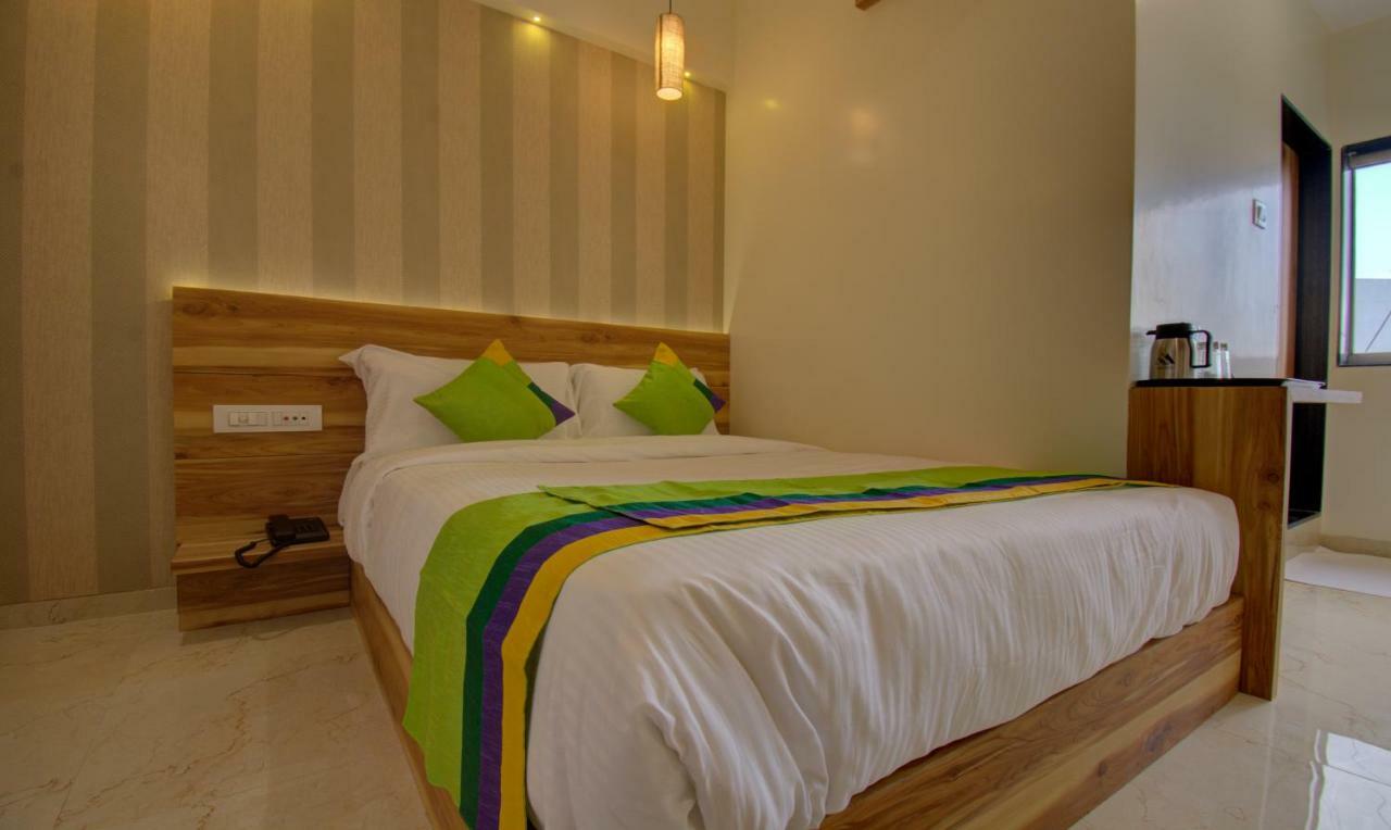 Hotel Amisha International Surat Esterno foto