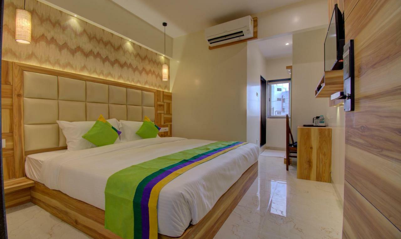 Hotel Amisha International Surat Esterno foto