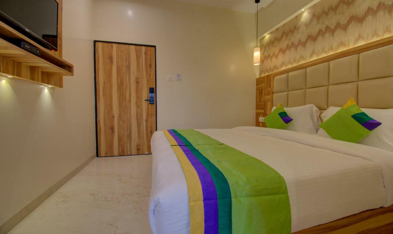 Hotel Amisha International Surat Esterno foto