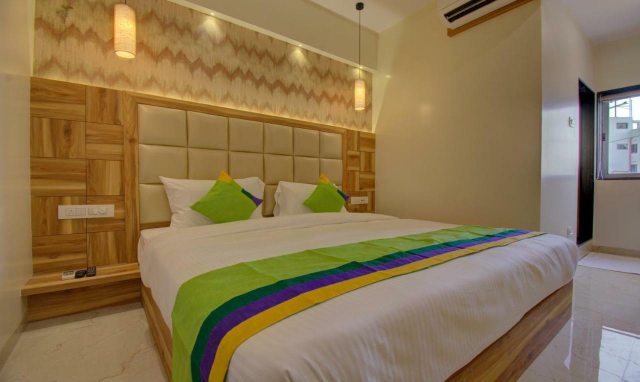 Hotel Amisha International Surat Esterno foto