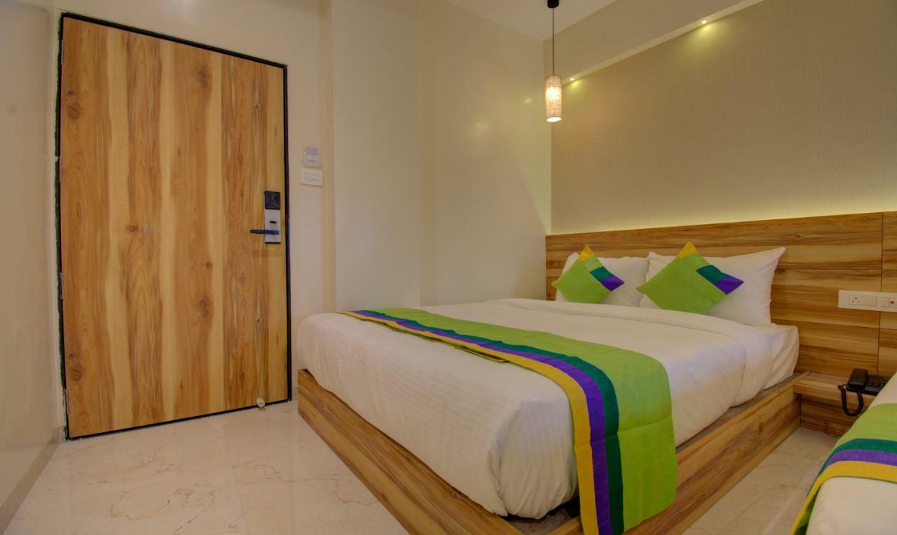 Hotel Amisha International Surat Esterno foto