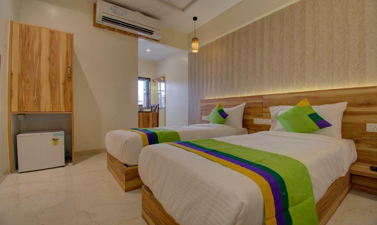 Hotel Amisha International Surat Esterno foto