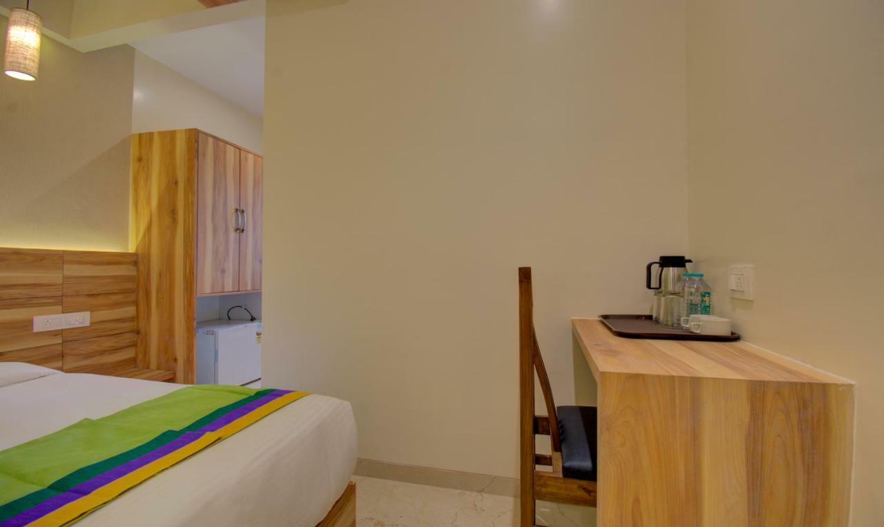 Hotel Amisha International Surat Esterno foto