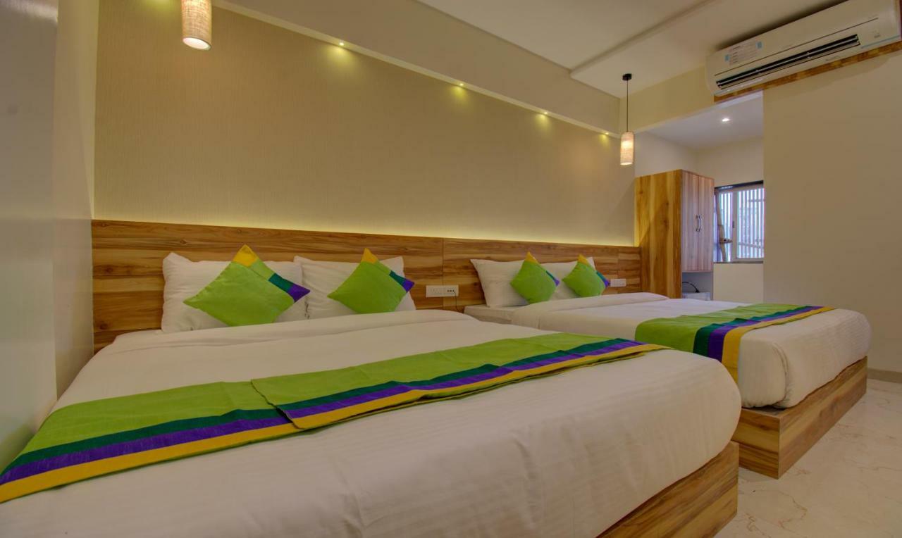 Hotel Amisha International Surat Esterno foto