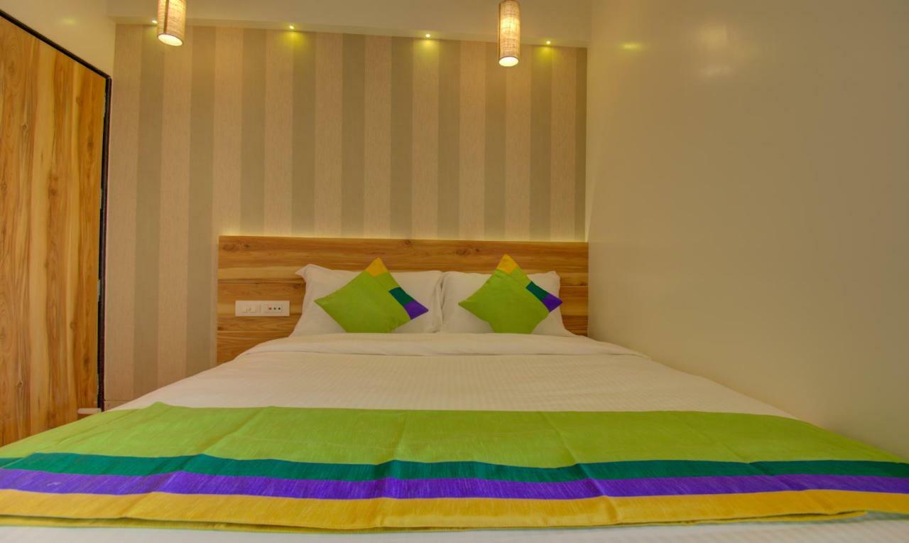 Hotel Amisha International Surat Esterno foto