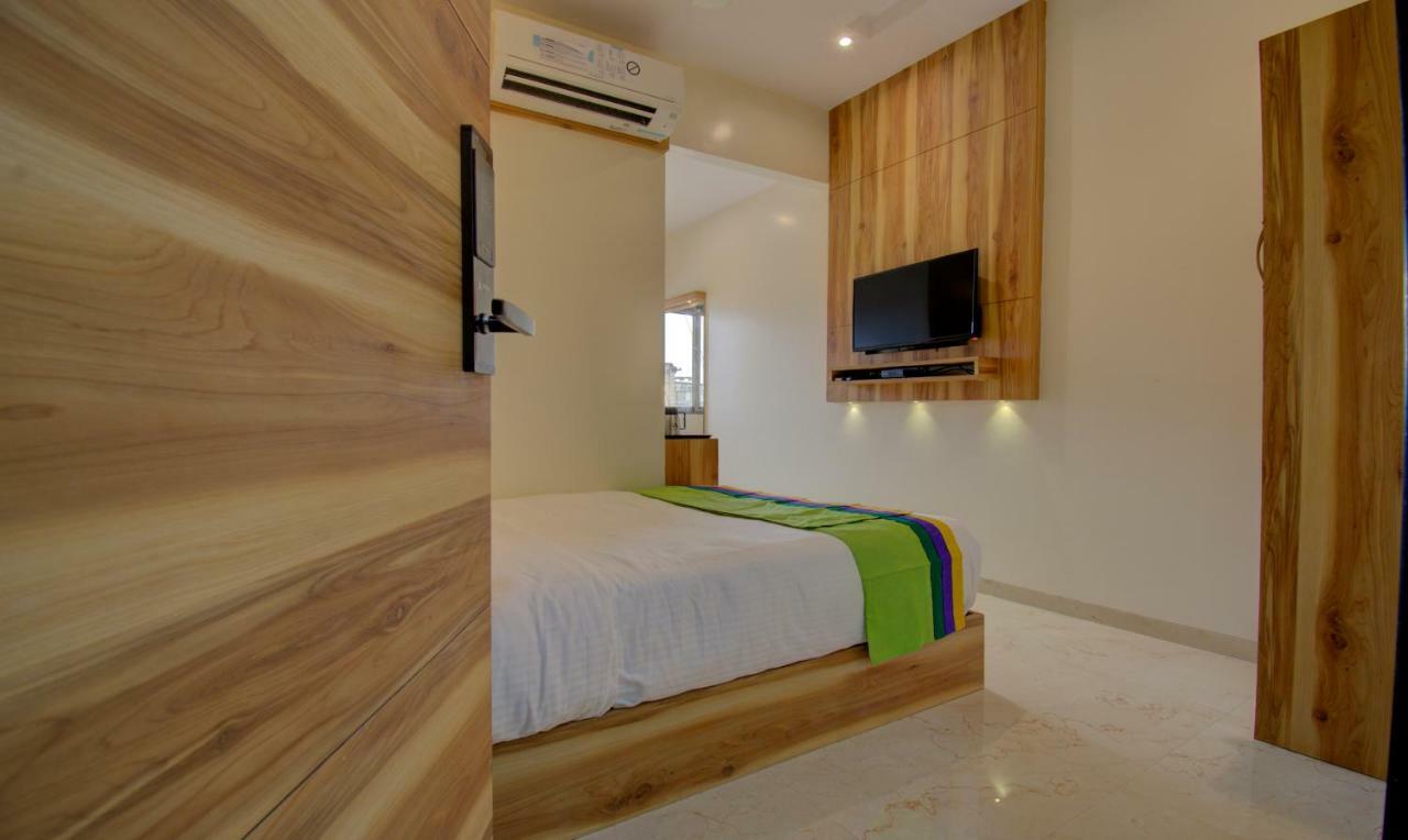 Hotel Amisha International Surat Esterno foto