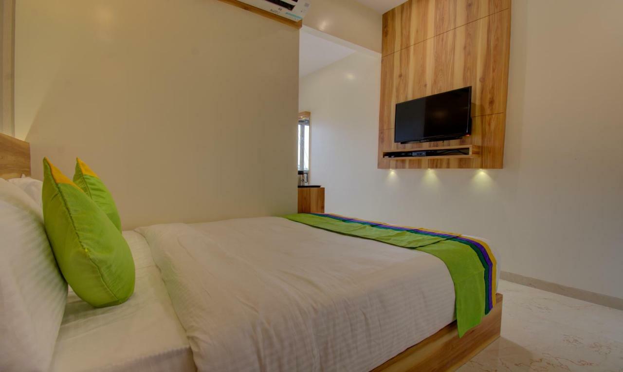Hotel Amisha International Surat Esterno foto