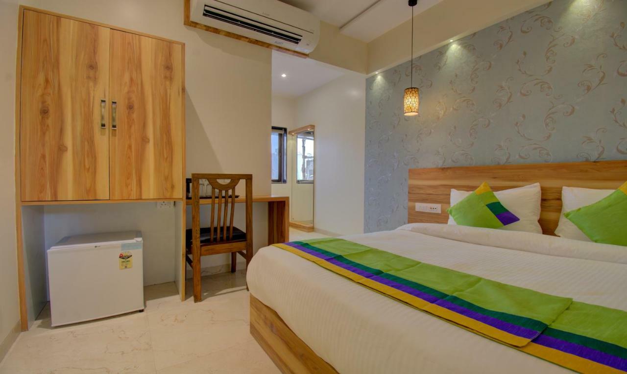 Hotel Amisha International Surat Esterno foto