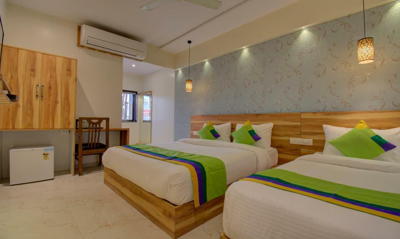 Hotel Amisha International Surat Esterno foto