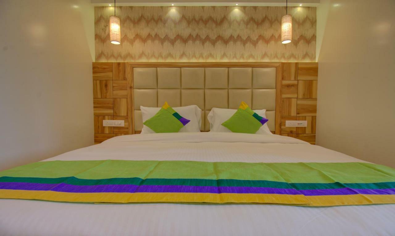 Hotel Amisha International Surat Esterno foto