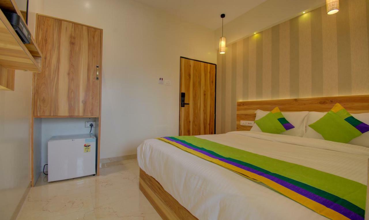 Hotel Amisha International Surat Esterno foto
