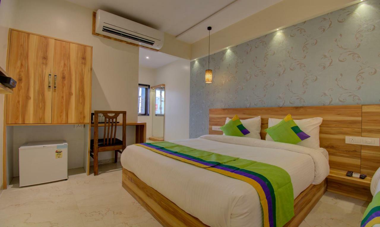 Hotel Amisha International Surat Esterno foto