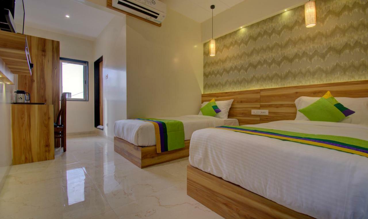 Hotel Amisha International Surat Esterno foto