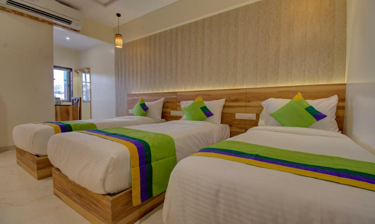 Hotel Amisha International Surat Esterno foto