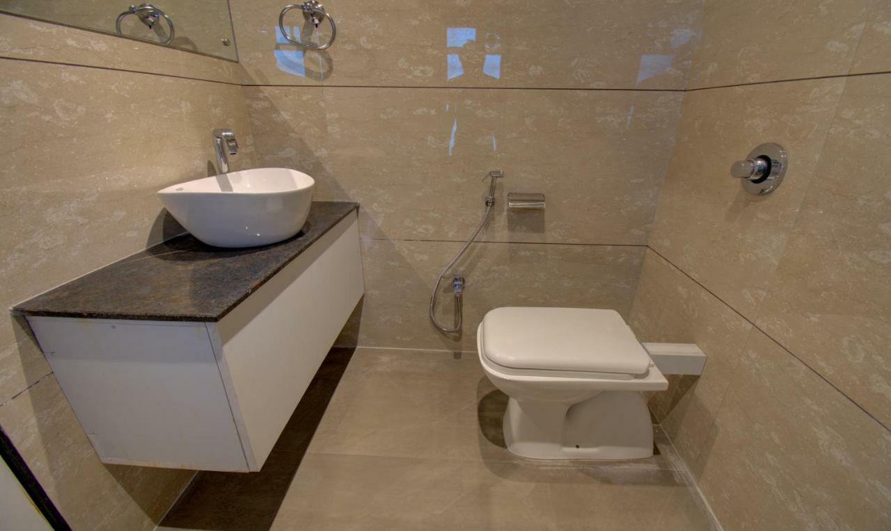Hotel Amisha International Surat Esterno foto