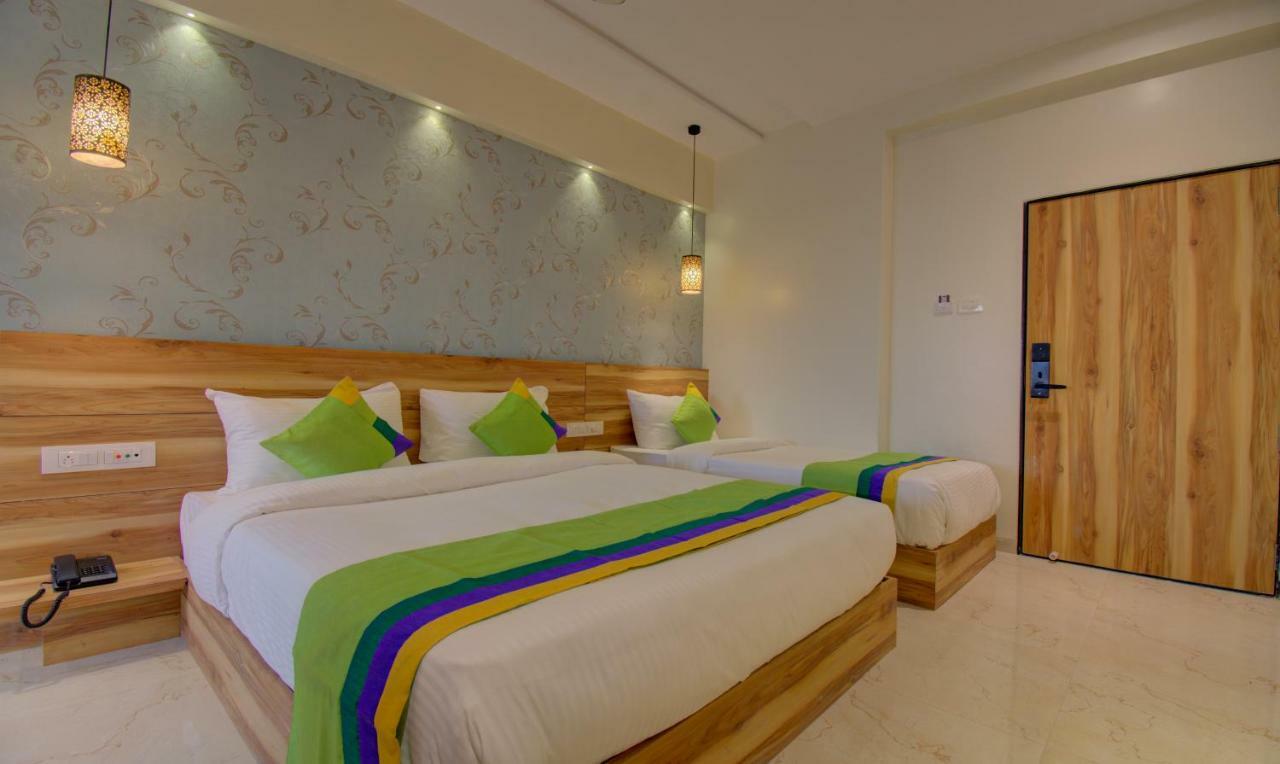 Hotel Amisha International Surat Esterno foto