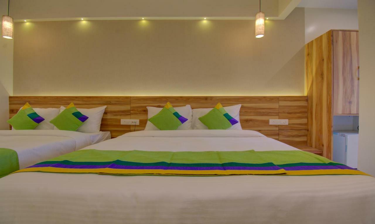 Hotel Amisha International Surat Esterno foto