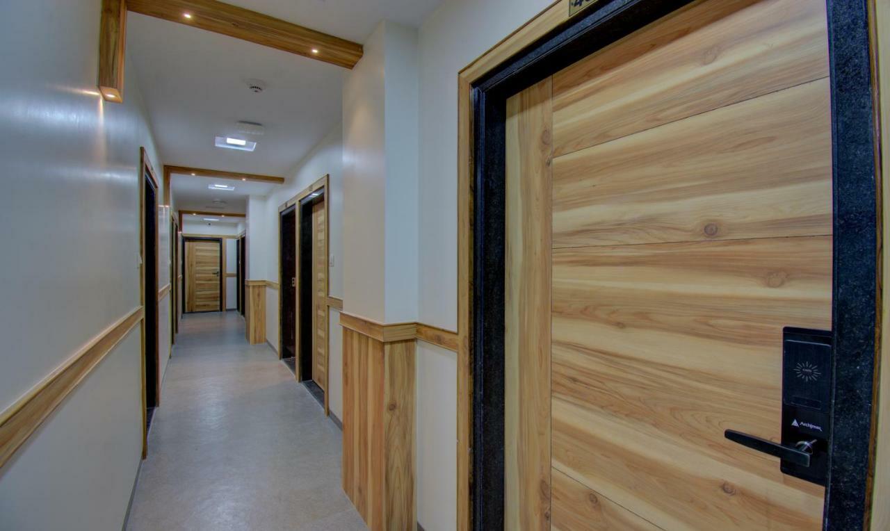 Hotel Amisha International Surat Esterno foto