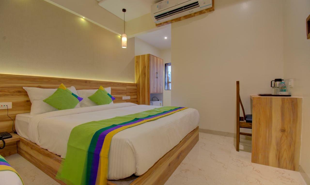 Hotel Amisha International Surat Esterno foto
